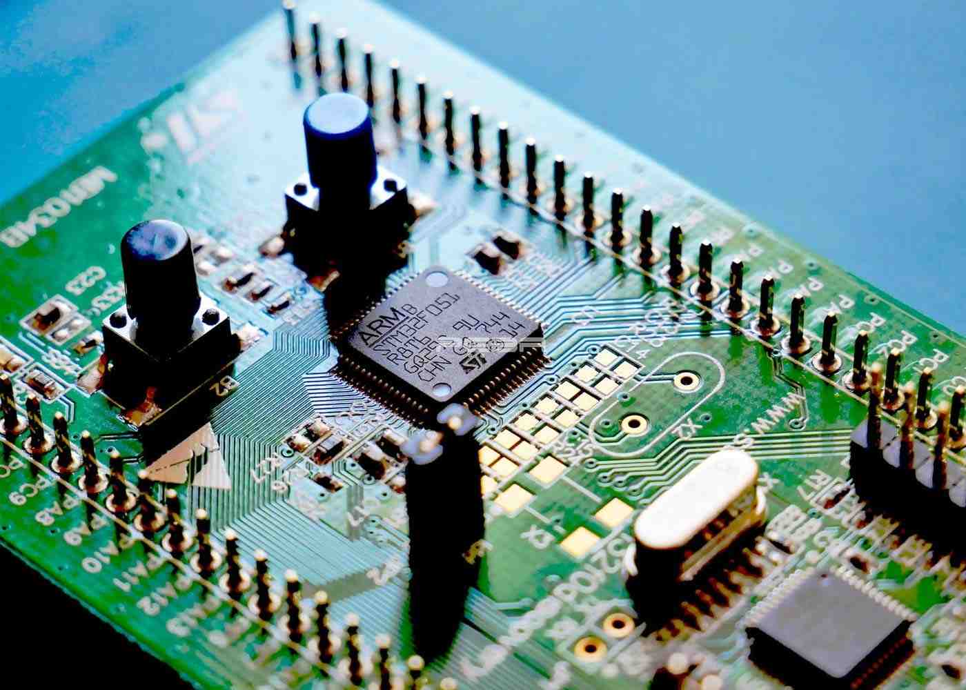 Advantages of Surface Mount Technology: A Comparison with Through-Hole