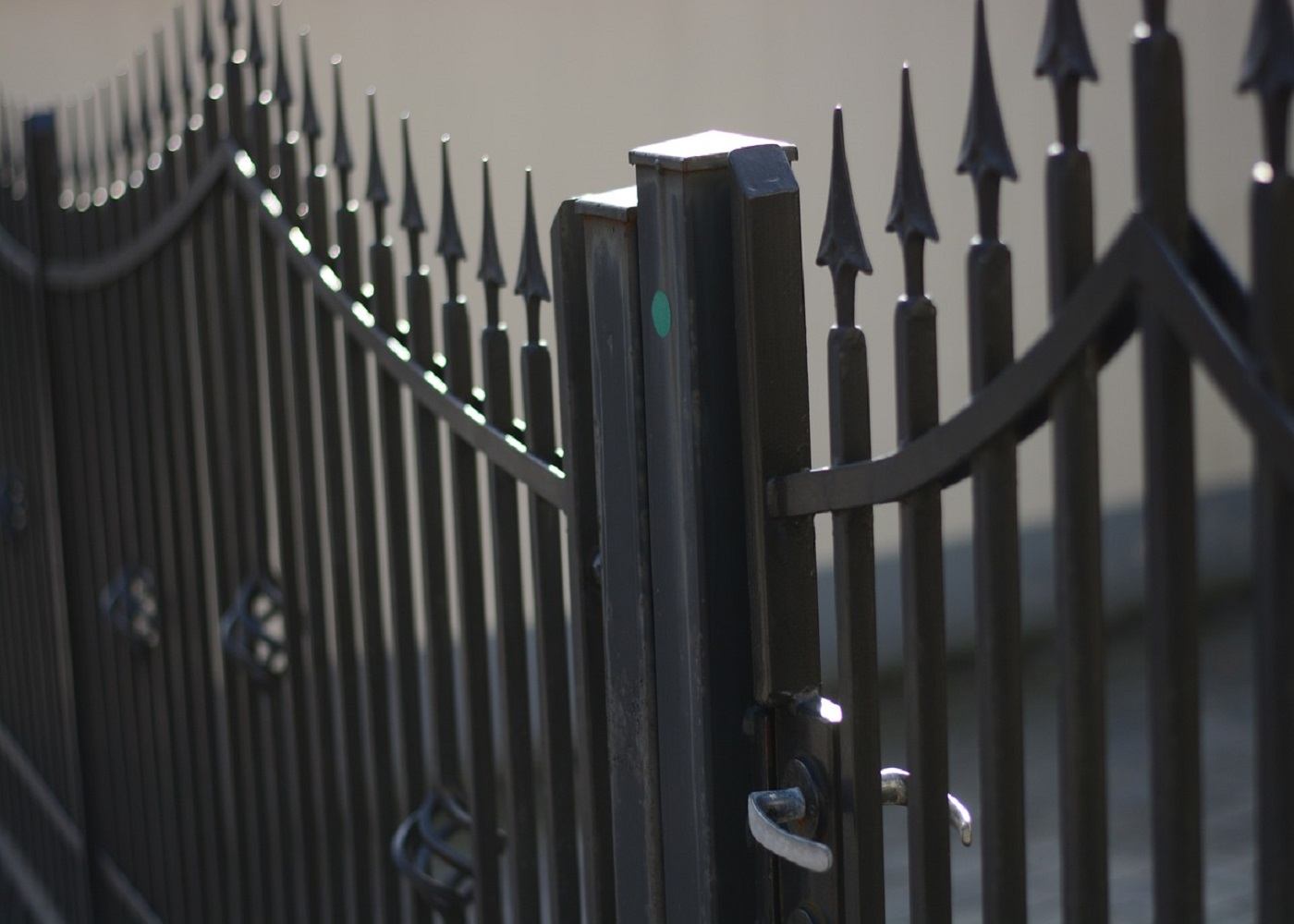 Elegant Fences: How To Choose the Perfect Design for Your Home