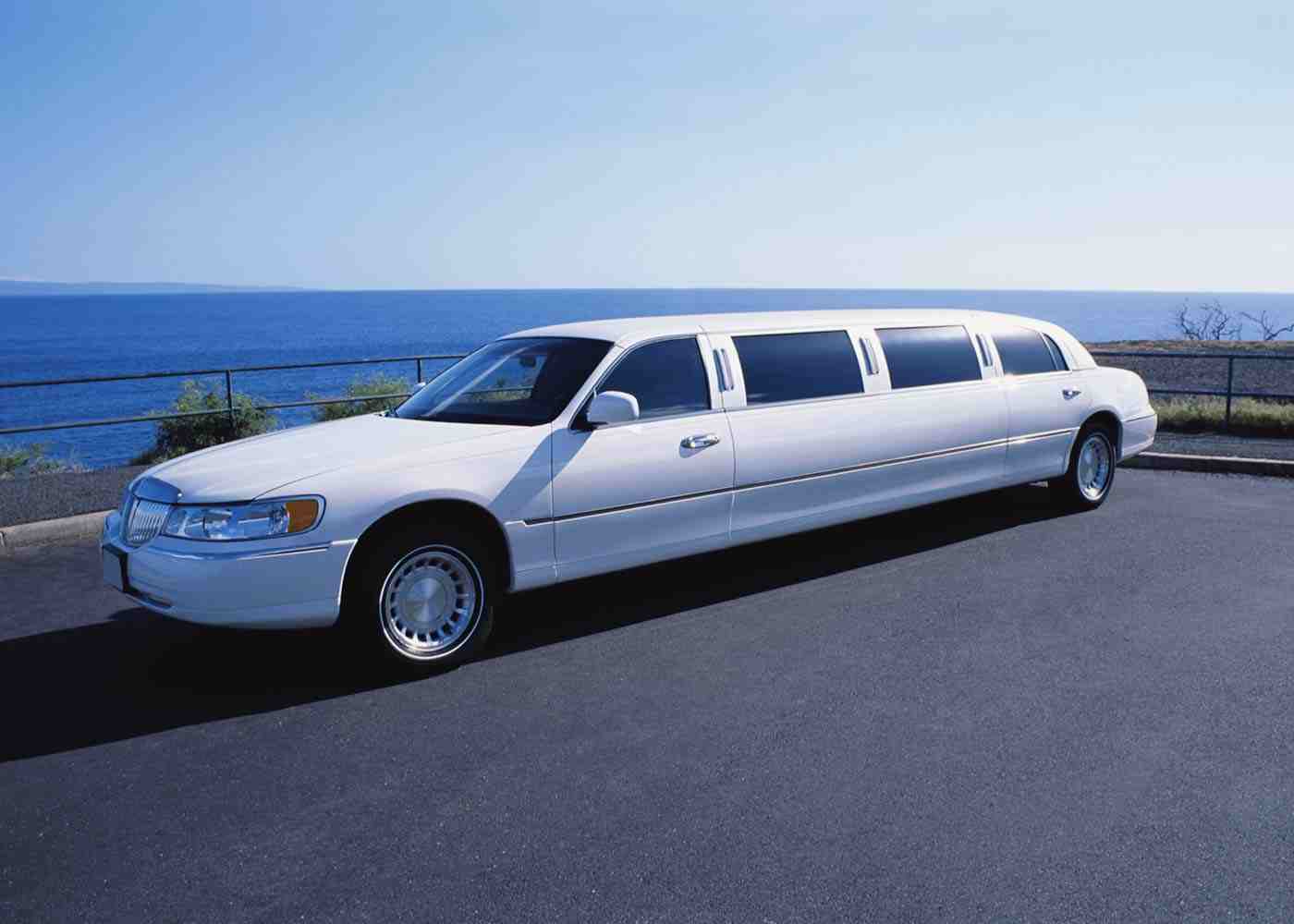 Limo Service Vs. Rideshare: Which Option Is Better For Going To The Airport?