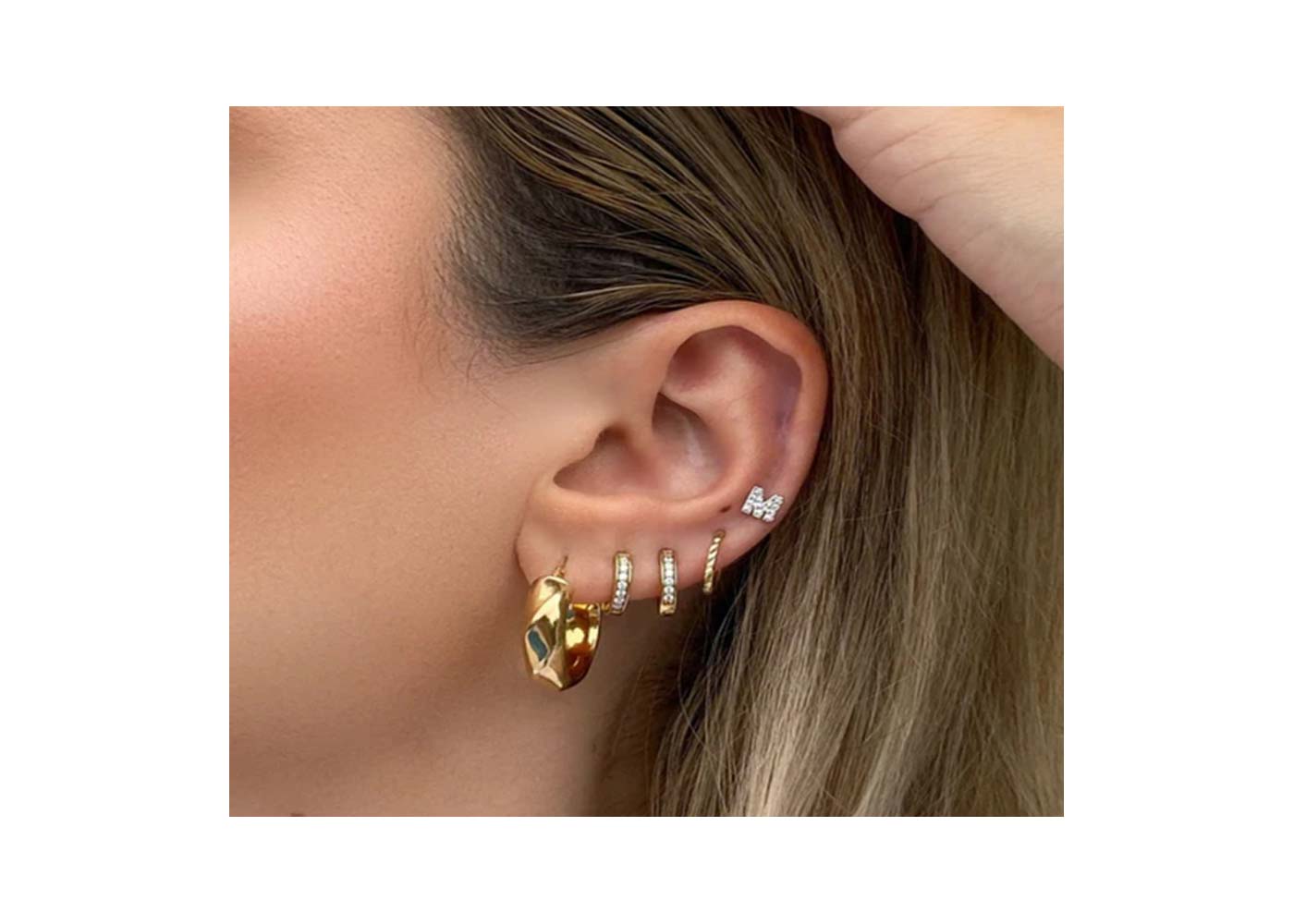 Mini Stud Earrings and Charm Necklaces: The Perfect Combination of Style and Elegance