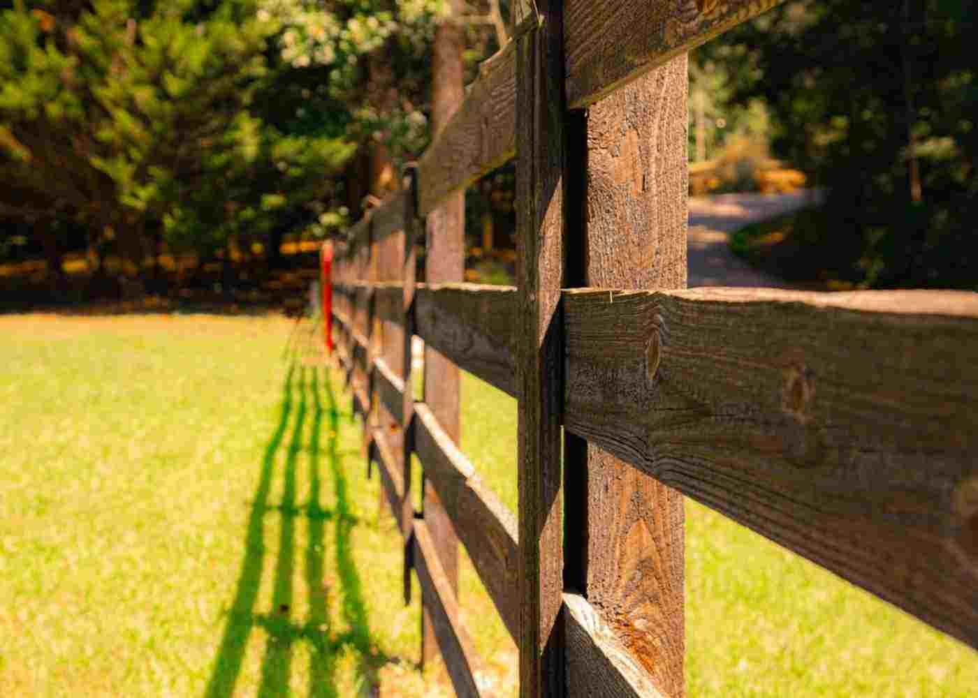 Wood vs. Vinyl vs. Aluminum Fencing: Which is Best?